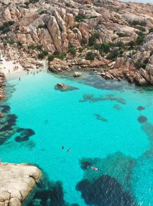 Cala Coticcio con il suo splendido litorale circondato da scogliere e acque cristalline | Fabatour Sardegna