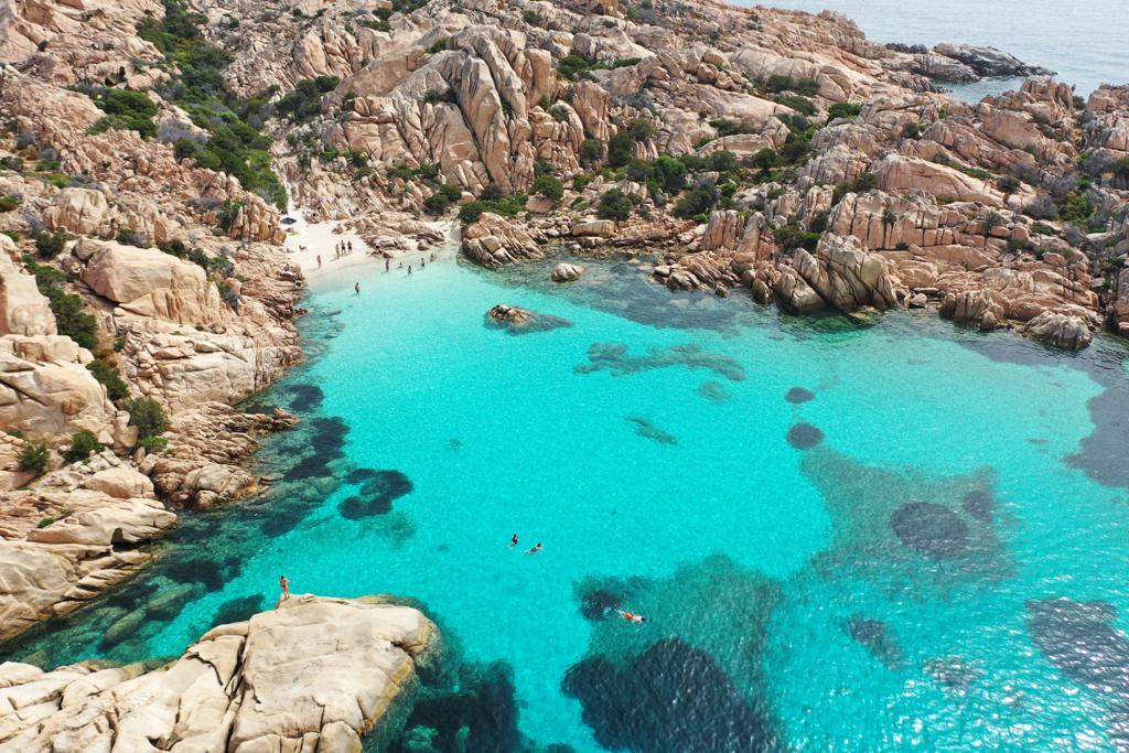 Cala Coticcio con il suo splendido litorale circondato da scogliere e acque cristalline | Fabatour Sardegna