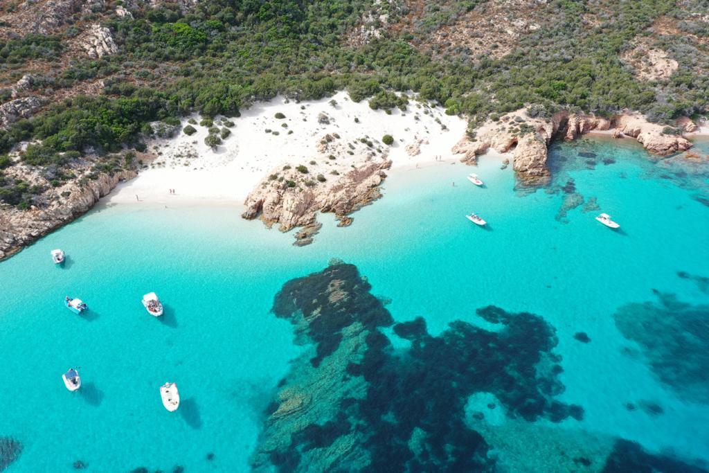 Gommoni vicino all'isola di Spargi, arcipelago di La Maddalena | Fabatour Sardegna