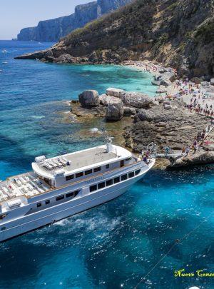 Motorboat Imperatrice docking at Cala Mariolu to let passengers off