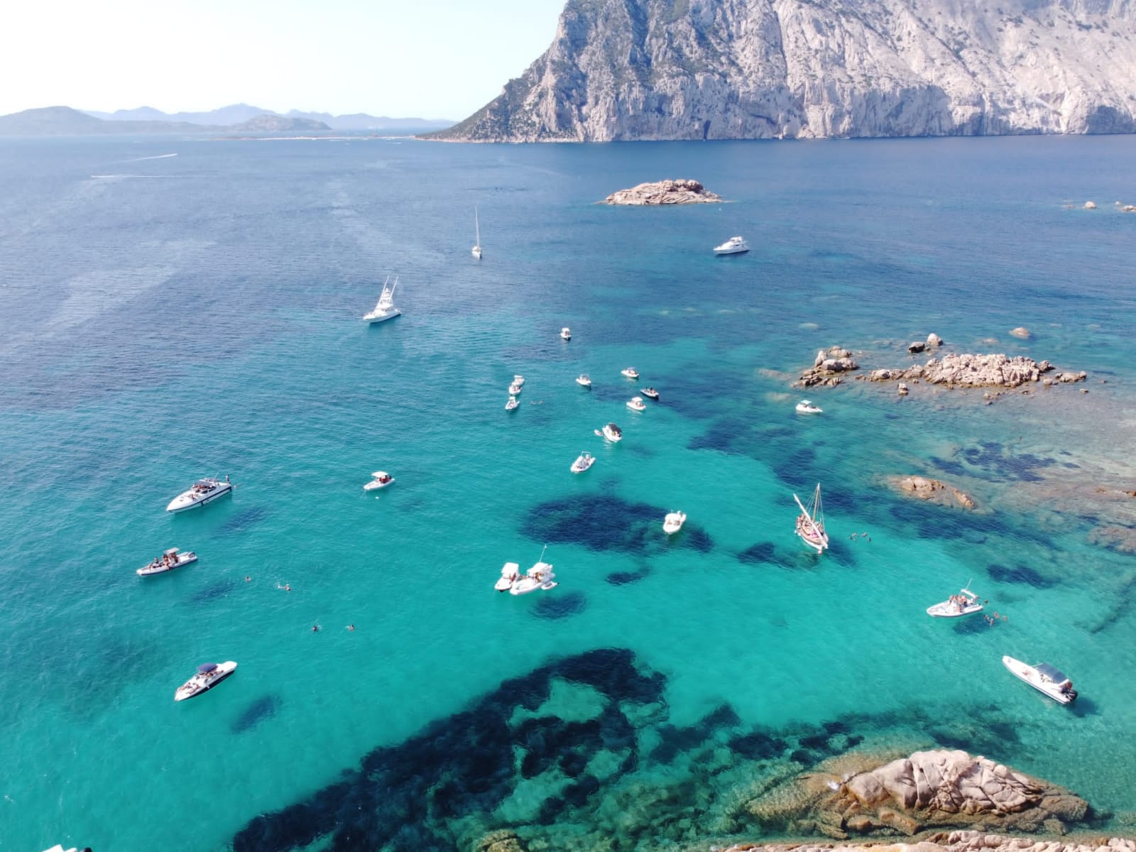 Acque cristalline e fondali bassi a Cala Brandinchi