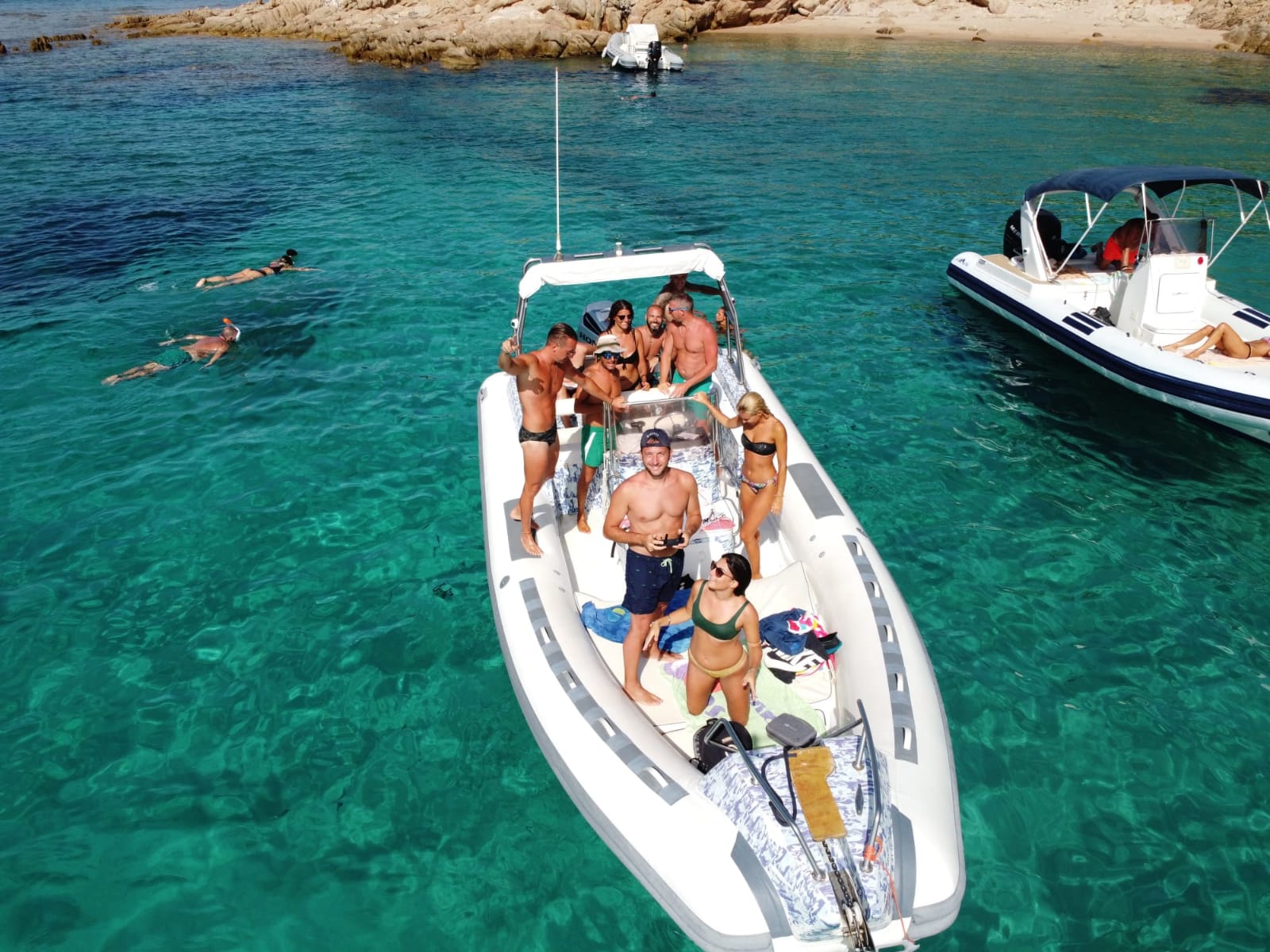 Paesaggio marino con yacht e catamarani offerti da Fabatour in Sardegna