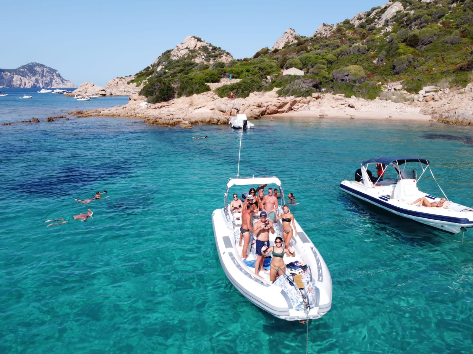 Escursioni personalizzate in motoscafo con Fabatour sul mare della Sardegna