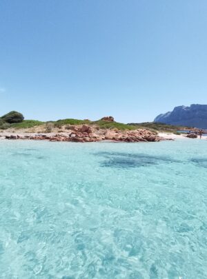 Cala Brandinchi con i suoi fondali bassi e sabbia chiarissima
