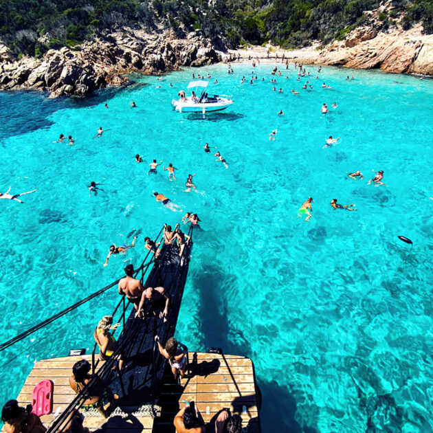 Escursione a Spiaggia di Spargi con scivolo naturale con Fabatour