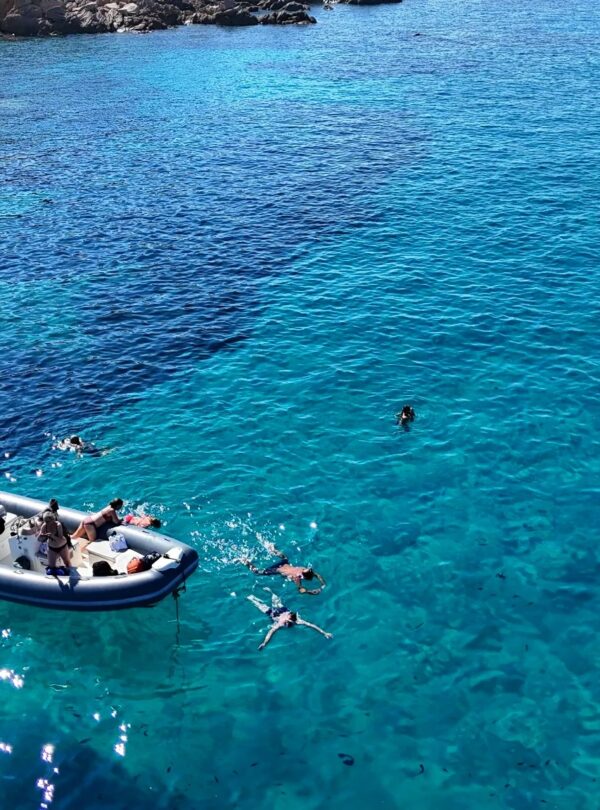Gommone vicino all'isola di Tavolara, Sardegna