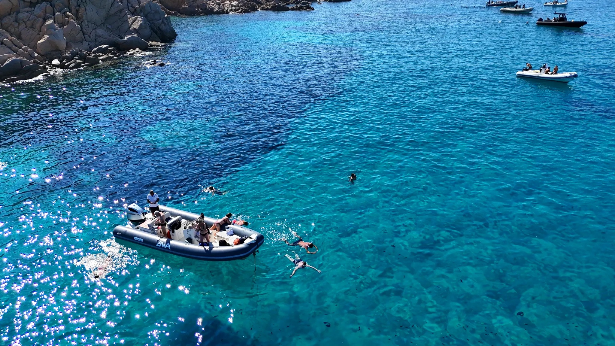 Gommone vicino all'isola di Tavolara, Sardegna