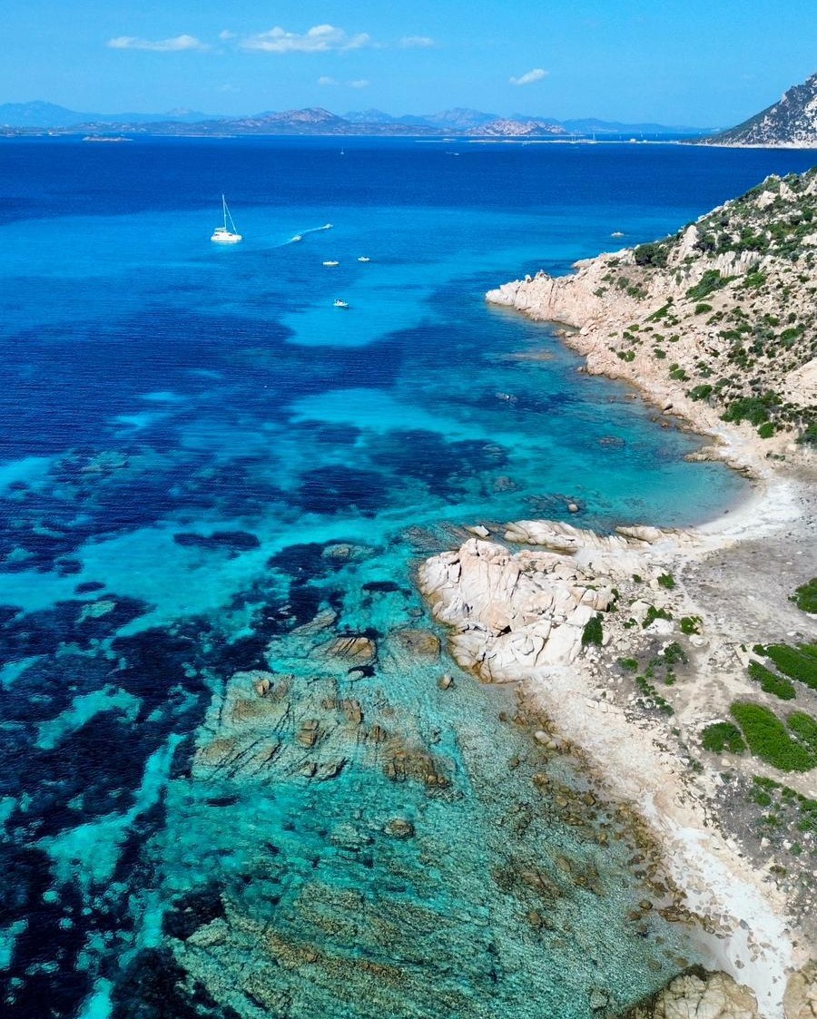 Vista aerea dell’Area Marina Protetta di Tavolara e Molara, costa rocciosa e acque turchesi
