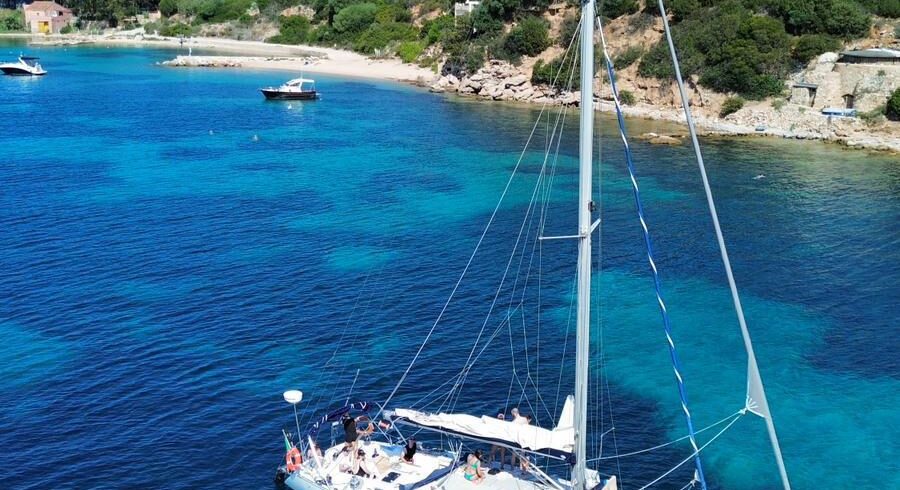 Barca a vela Venti di Vela ancorata nelle acque cristalline di Tavolara durante l’escursione