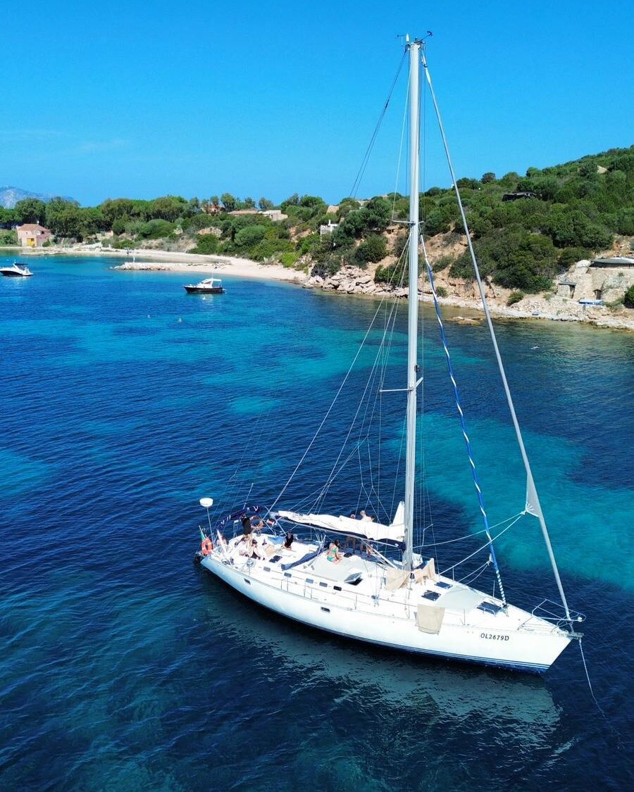Barca a vela Venti di Vela ancorata nelle acque cristalline di Tavolara durante l’escursione