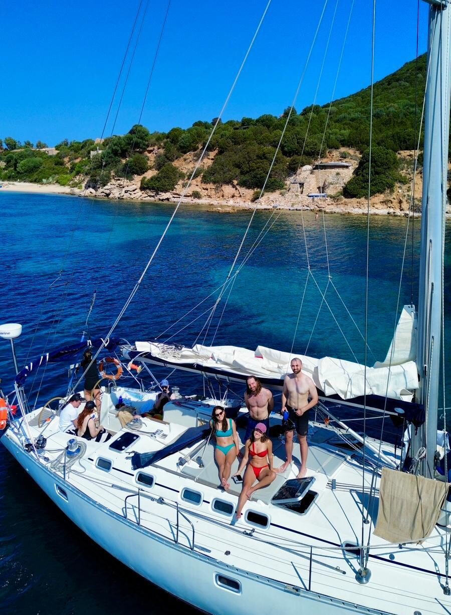 Escursione in barca a vela Venti di Vela verso Tavolara, gruppo di passeggeri rilassati a bordo