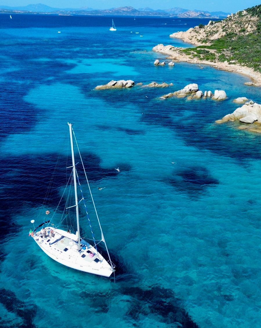 Barca a vela Venti di Vela nelle acque cristalline tra Tavolara e Molara