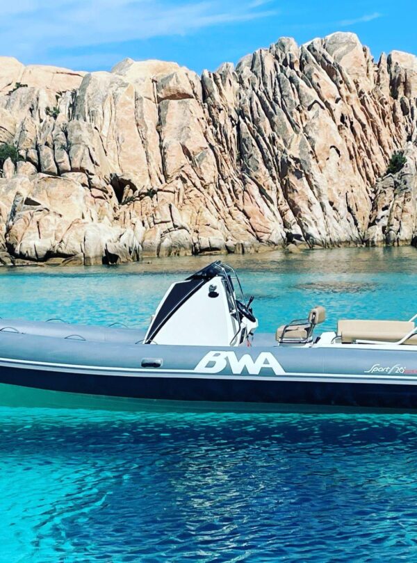 Gommone BWA nelle acque cristalline. Arcipelago di La Maddalena.