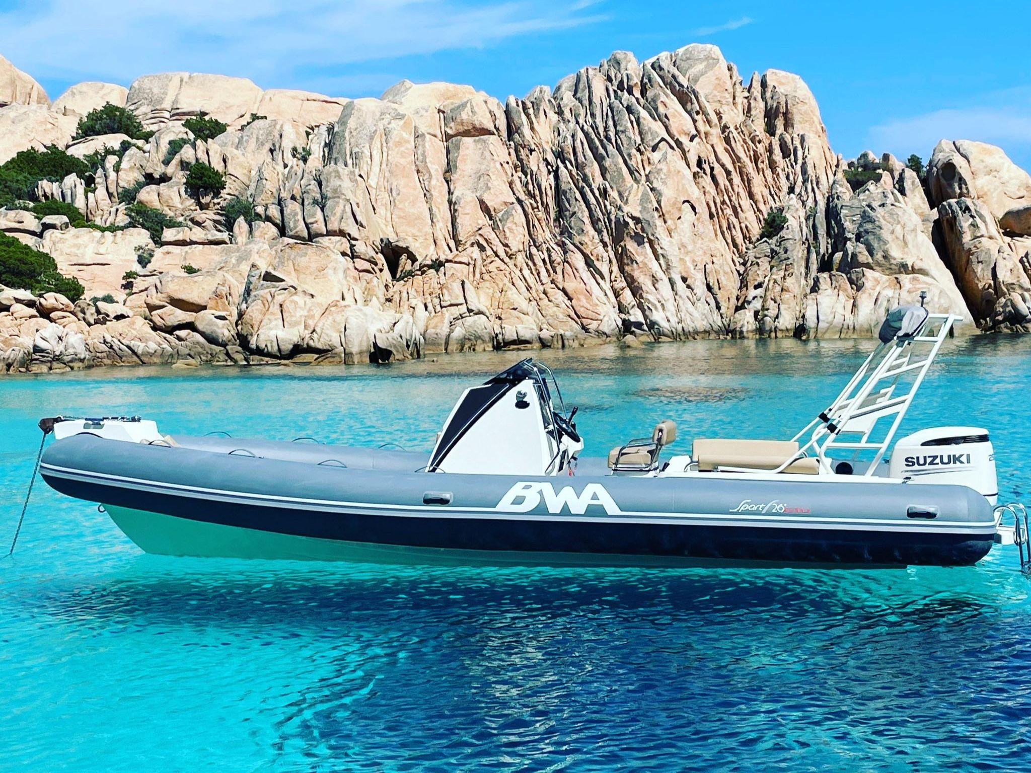 Gommone BWA nelle acque cristalline. Arcipelago di La Maddalena.