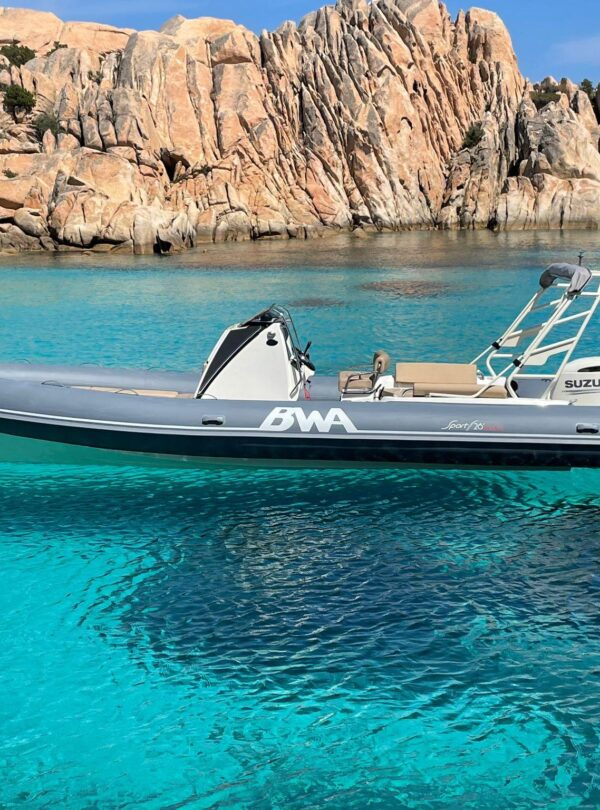 Gommone nelle acque cristalline. tour in gommone Arcipelago La Maddalena
