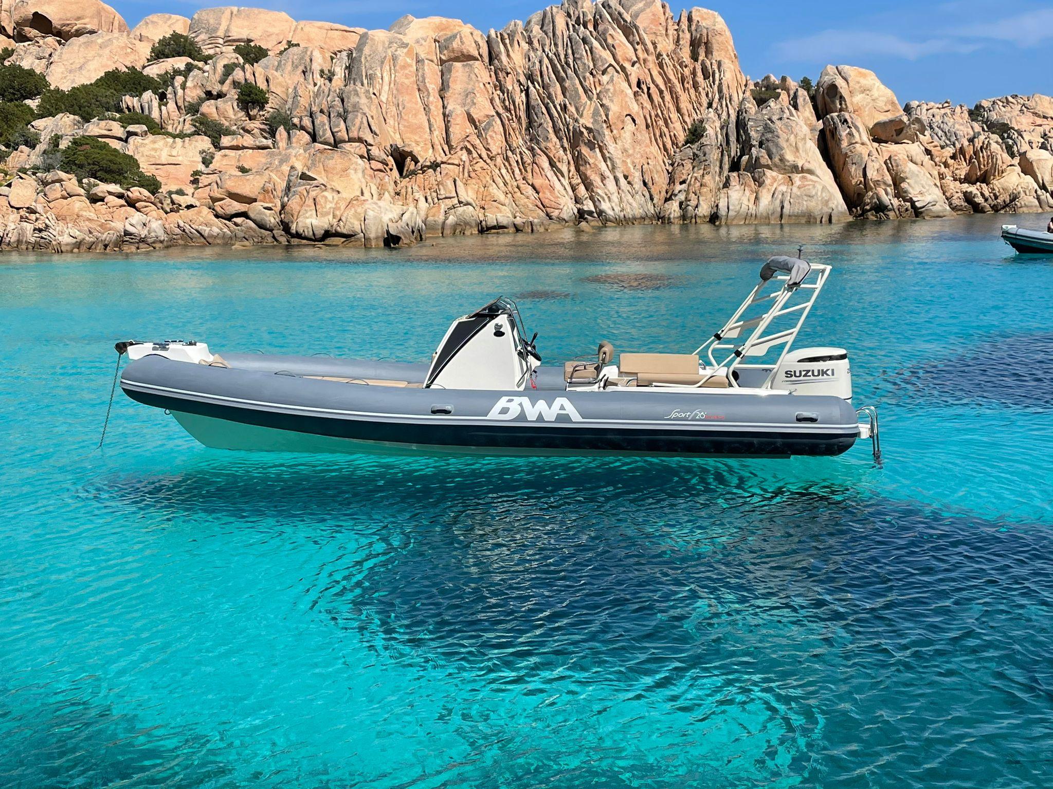 Gommone nelle acque cristalline. Arcipelago di La Maddalena