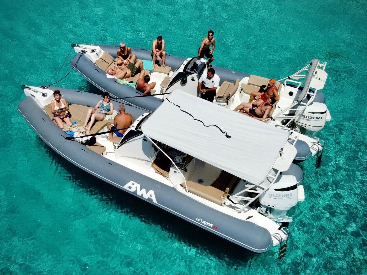 Tour in gommone Arcipelago di La Maddalena. 2 gommoni, la gente si diverte