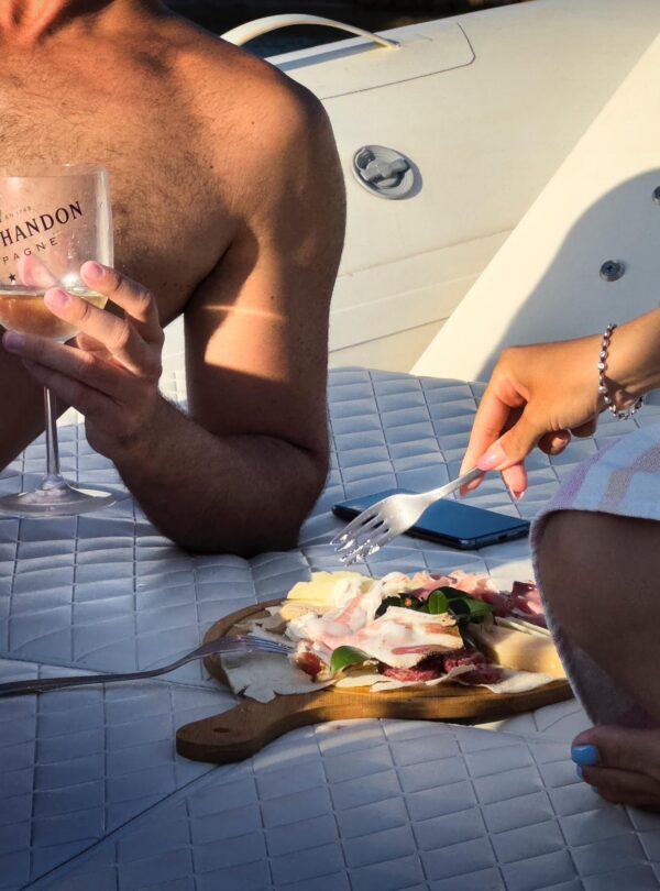 Degustazione a bordo con champagne e salumi locali in escursione tra La Maddalena e Caprera