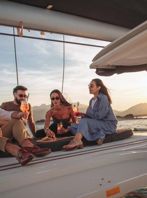 Aperitif with friends on board the catamaran during the tour from San Teodoro