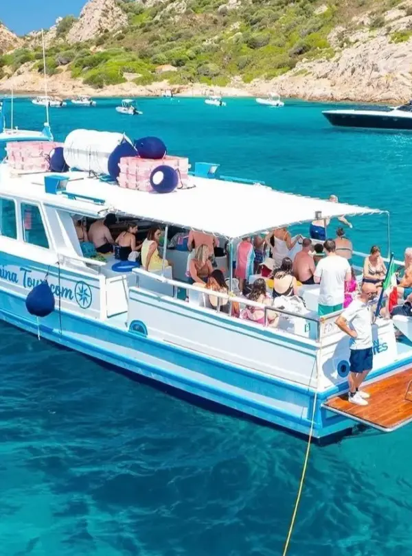 Sosta bagno dalla motonave nell’Area Marina Protetta di Tavolara – Punta Coda Cavallo