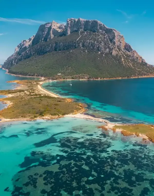 Panorama dell’isola di Tavolara con acqua cristallina durante l’escursione in motonave